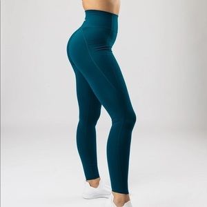 Alphalete Essentials Pocket Legging